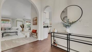 Casa, varias camas, acceso a la alberca, vista al jardín (Nacoma Sun Lakes) | Interior