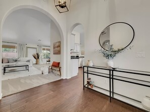 Casa, varias camas, acceso a la alberca, vista al jardín (Nacoma Sun Lakes) | Interior