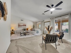 Casa, varias camas, acceso a la alberca, vista al jardín (Nacoma Sun Lakes) | Área de sala de estar