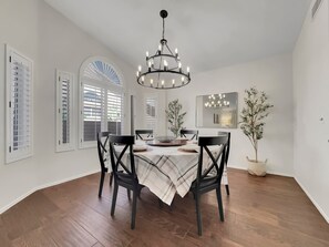 Casa, varias camas, acceso a la alberca, vista al jardín (Nacoma Sun Lakes) | Restaurantes