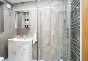 Doccia, asciugacapelli, asciugamani, sapone