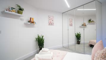 3 habitaciones, tabla de planchar con plancha, wifi y ropa de cama