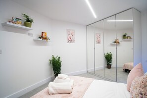 3 habitaciones, tabla de planchar con plancha, wifi y ropa de cama 