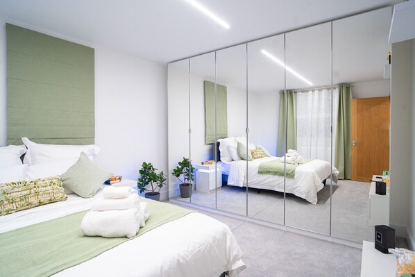 3 bedrooms, iron/ironing board, WiFi, bed sheets