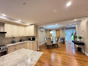 電子レンジ、オーブン、コンロ、食器洗い機