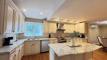 Mikrowelle, Ofen, Herdplatte, Geschirrspüler