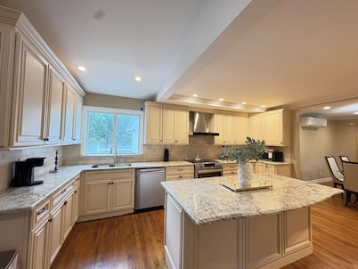 Peaceful Affordable Huge House Near Paintball + Beaches + Parks