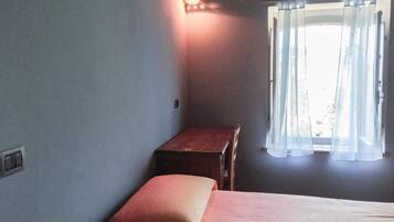 2 slaapkamers, reisbedje