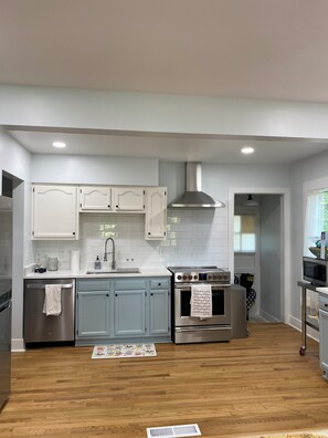 Een microgolfoven, een oven, een kookplaat, een vaatwasser