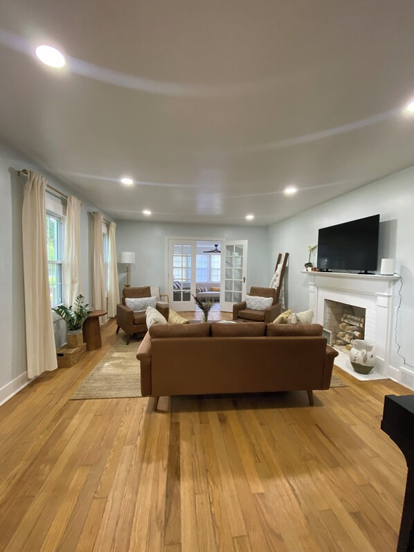 TV, fireplace - 3-bedroom house in peaceful Zionsville Equestrian Historic District (Zionsville)