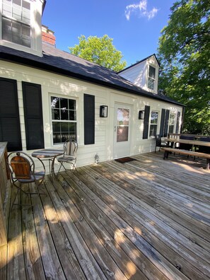 Outdoor dining - 3-bedroom house in peaceful Zionsville Equestrian Historic District (Zionsville)
