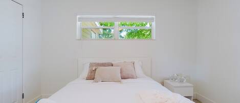 3 bedrooms, internet, bed sheets