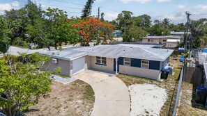 Exterior - FLORIDA PARADISE / 5 MIN TO DOWNTOWN / 3BDR/6BEDS (Fort Myers)