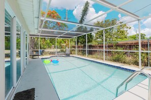 Pool - FLORIDA PARADISE / 5 MIN TO DOWNTOWN / 3BDR/6BEDS (Fort Myers)