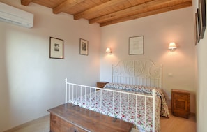 2 bedrooms, travel crib, free WiFi