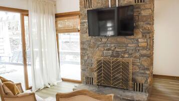 TV, fireplace