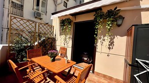 Outdoor dining - Thalea Apartment - Private Terrace and Comfort in the Historic Center of Palermo (Palermo)
