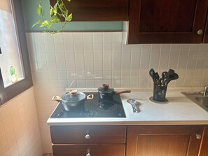 Réfrigérateur, four à micro-ondes, surface de cuisson, cafetière-théière