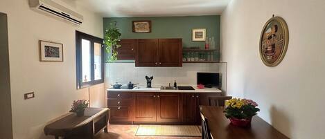 Refrigerador, microondas, parrilla de estufa y cafetera y tetera