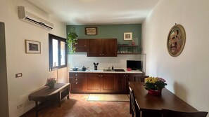 Réfrigérateur, four à micro-ondes, surface de cuisson, cafetière-théière