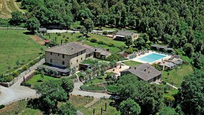 An aerial view of a rural estate with stone buildings, a swimming pool, and surrounding greenery. - Amazing apartment in Casole d'Elsa with WiFi (Casole d'Elsa)