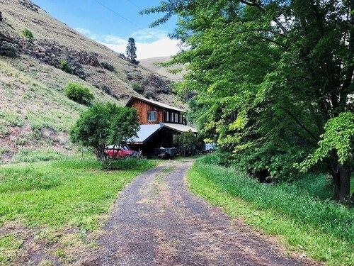 Cozy Rustic Cabin in Riggins – Nature Awaits at Your Door!