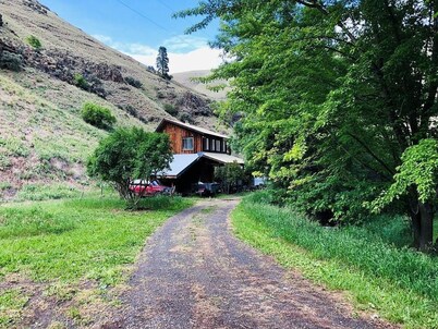 Cozy Rustic Cabin in Riggins – Nature Awaits at Your Door!