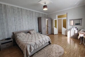 3 bedrooms, iron/ironing board, WiFi, bed sheets