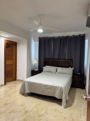 3 bedrooms, iron/ironing board, internet, bed sheets