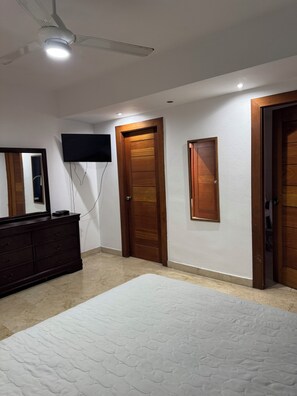 3 bedrooms, iron/ironing board, internet, bed sheets