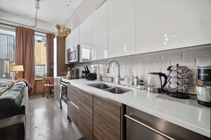 Réfrigérateur, four à micro-ondes, un four, surface de cuisson