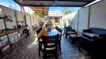 Microwave, cookware/dishes/utensils