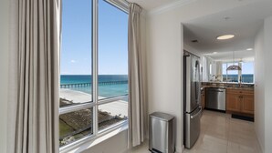Une cuisine moderne avec vue sur la plage et la jetée.