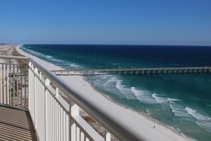 On the beach - Luxurious Gulf-front Condo, Heated Pool, Spa/Gym (Navarre Beach)