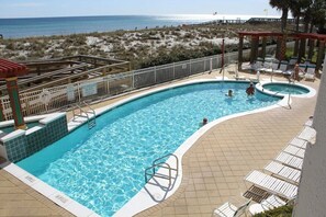 A heated pool - Luxurious Gulf-front Condo, Heated Pool, Spa/Gym (Navarre Beach)