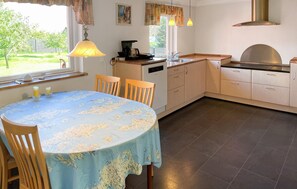 ثلاجة، موقد طهي مسطح، غسالة أطباق، ماكينة لصنع القهوة/الشاي