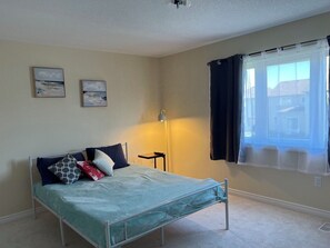 2 bedrooms, internet, bed sheets