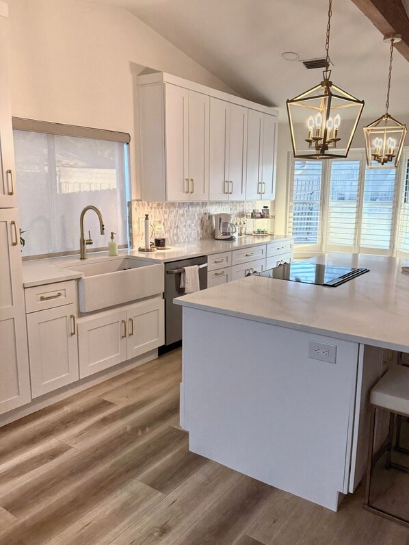 ميكروويف، فرن، موقد طهي مسطح، غسالة أطباق