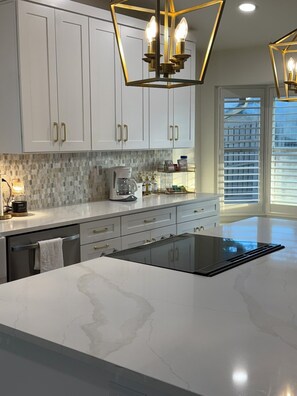 Microwave, oven, stovetop, dishwasher - Cozy 3/2 w/ Master Suite+Elegant Jurassic Themed Room. Minutes from attractions. (Frisco)