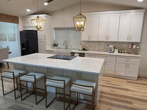 Een microgolfoven, een oven, een kookplaat, een vaatwasser