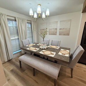 Dining - Cozy 3/2 w/ Master Suite+Elegant Jurassic Themed Room. Minutes from attractions. (Frisco)