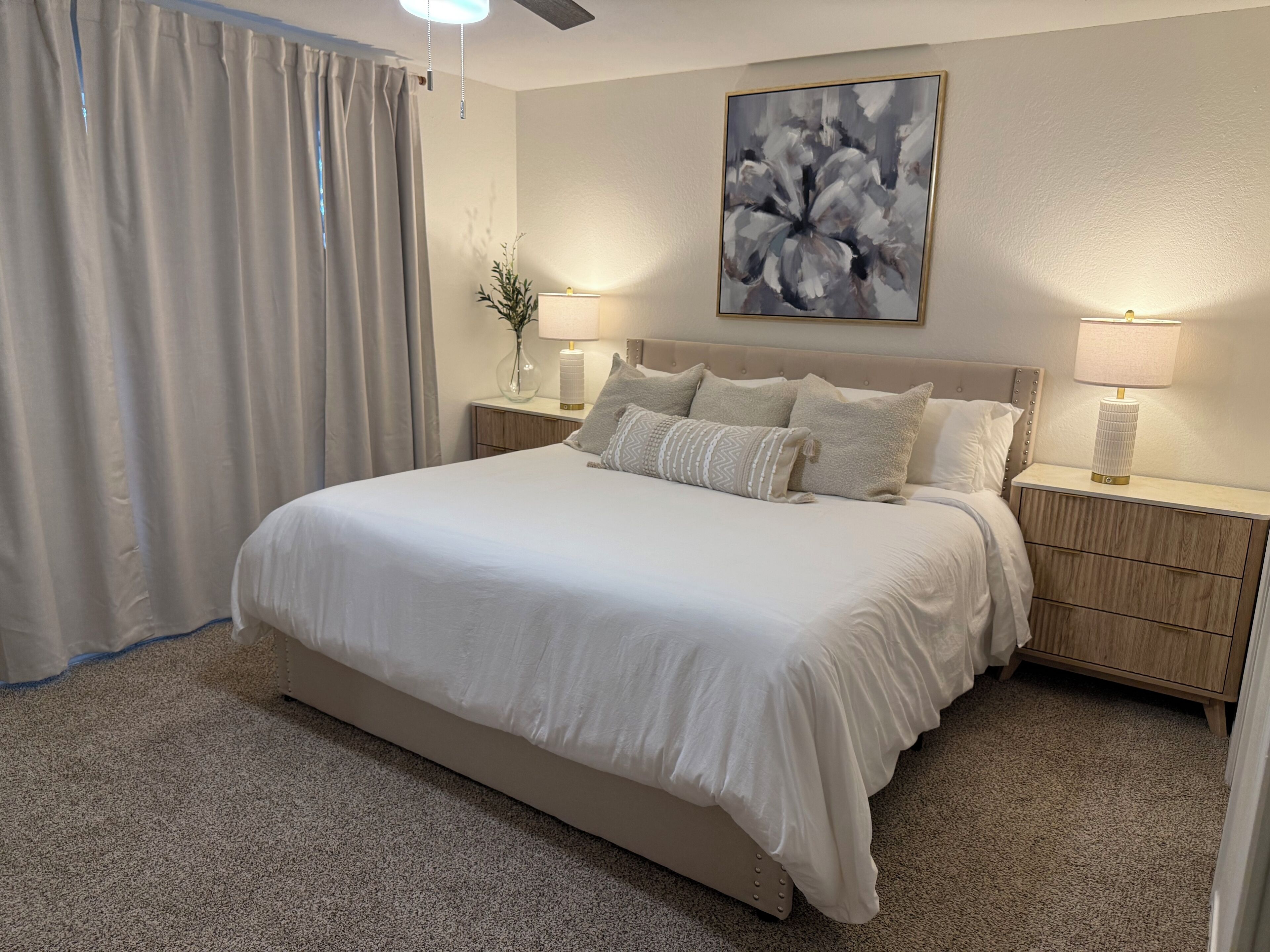 Een strijkplank/strijkijzer, wifi, beddengoed