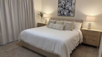 Een strijkplank/strijkijzer, wifi, beddengoed