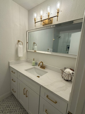 Shower, hair dryer, towels, soap - Cozy 3/2 w/ Master Suite+Elegant Jurassic Themed Room. Minutes from attractions. (Frisco)