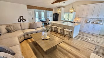 Een televisie en een open haard