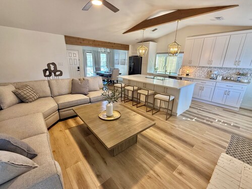 Cozy 3/2 w/ Master Suite+Elegant Jurassic Themed Room. Minutes from attractions.