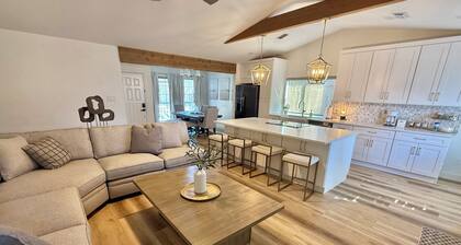 Cozy 3/2 w/ Master Suite+Elegant Jurassic Themed Room. Minutes from attractions.