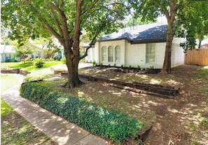 Property grounds - Cozy 3/2 w/ Master Suite+Elegant Jurassic Themed Room. Minutes from attractions. (Frisco)