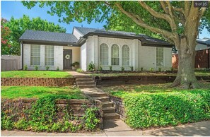 Exterior - Cozy 3/2 w/ Master Suite+Elegant Jurassic Themed Room. Minutes from attractions. (Frisco)