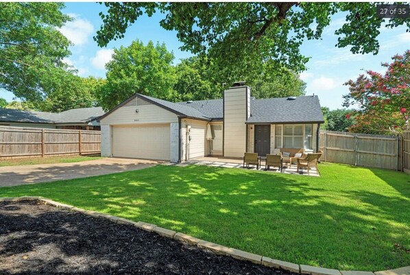 Exterior - Cozy 3/2 w/ Master Suite+Elegant Jurassic Themed Room. Minutes from attractions. (Frisco)